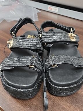 Madden NYC Size 8 Black Woven Platform Sandals